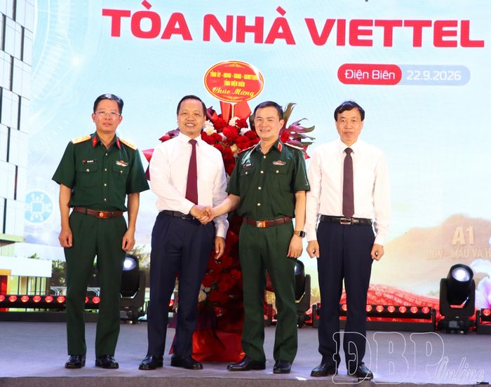 Đồng chí Trần Tiến Dũng, Ủy viên Ban Chấp hành Trung ương Đảng, Bí thư Tỉnh ủy, Trưởng đoàn Đại biểu Quốc hội tỉnh và Chủ tịch UBND tỉnh Lê Văn Lương tặng hoa chúc mừng lãnh đạo Tập đoàn Công nghiệp – Viễn thông Quân đội Viettel.
