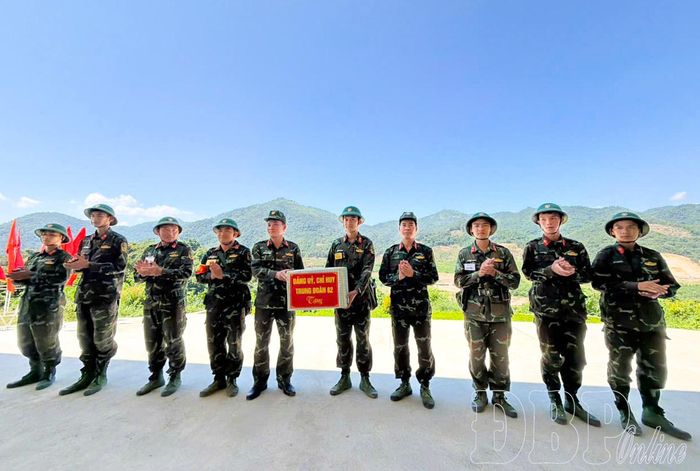 Lãnh đạo Trung đoàn 82 chúc mừng cán bộ, chiến sĩ Tiểu đoàn 1, Trung đoàn 82 hoàn thành diễn tập chiến thuật có bắn đạn thật.