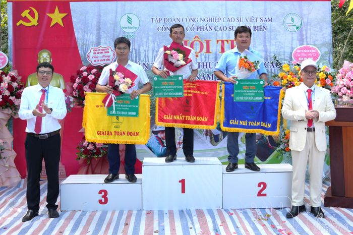 Ban Tổ chức trao giải toàn đoàn cho các đội thi.