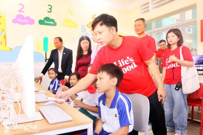 Học sinh Phân hiệu Trường tiểu học Tân Mai (phường Tam Hiệp) được hướng dẫn sử dụng máy vi tính mới từ nguồn xã hội hóa do Liên hiệp Các tổ chức hữu nghị thành phố kết nối.