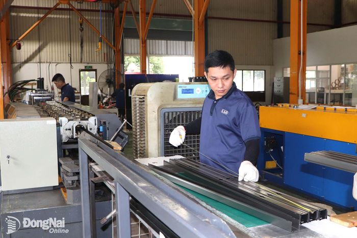 Công nhân sản xuất tại Công ty TNHH Lighting & Equipment Việt Nam, Khu công nghiệp Amata (phường Long Bình). Ảnh: Ngọc Liên