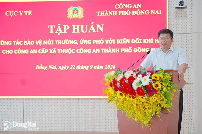 GS.TS Nguyễn Mạnh Khải, Khoa Môi trường, Trường Đại học Khoa học Tự nhiên, Đại học Quốc gia Hà Nội giới thiệu các quy định của Luật Bảo vệ môi trường năm 2020. Ảnh: T.V