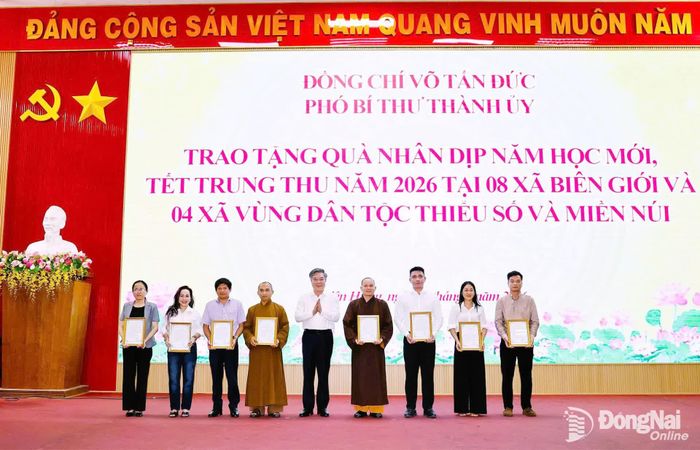 Ủy viên Ban Thường vụ Thành ủy, Trưởng ban Tuyên giáo và Dân vận Thành ủy Dương Minh Dũng trao thư cảm ơn các đơn vị tài trợ quà Trung thu cho trẻ em. Ảnh: Quang Minh