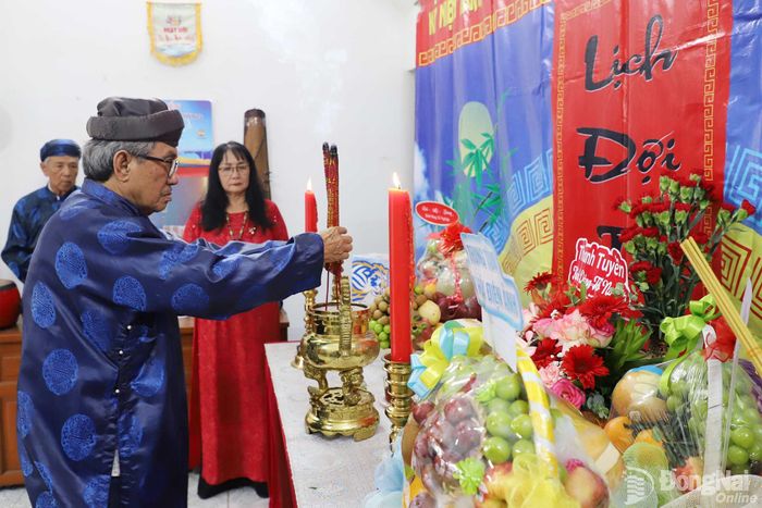Nghệ nhân Dân gian Phạm Lơ, Chủ nhiệm Câu lạc bộ đờn ca tài tử thành phố Đồng Nai dâng hương giỗ Tổ nghiệp sân khấu. Ảnh: My Ny