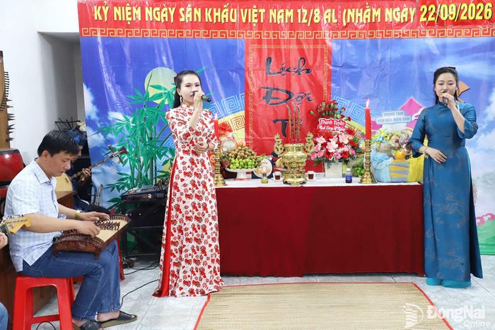 Các nghệ sĩ biểu diễn đờn ca tài tử, cải lương nhân kỷ niệm ngày Sân khấu Việt Nam. Ảnh: My Ny