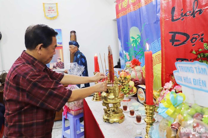 PGS.TS Huỳnh Văn Tới, Ủy viên Ban Chấp hành Hội Văn nghệ dân gian Việt Nam dâng hương kỷ niệm ngày Sân khấu Việt Nam năm 2026. Ảnh: My Ny