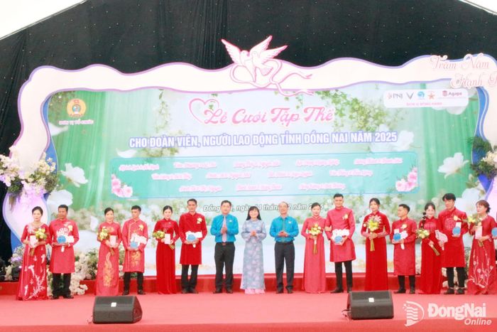 Lãnh đạo Liên đoàn Lao động thành phố Đồng Nai chúc mừng các cặp đôi tại đám cưới tập thể năm 2025. Ảnh: N.Hòa