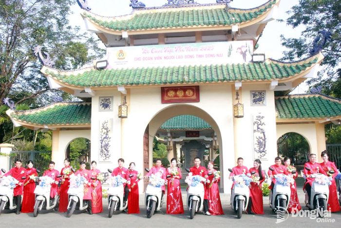 Các cặp đôi hạnh phúc trong đám cưới tập thể năm 2025. Ảnh: N.Hòa