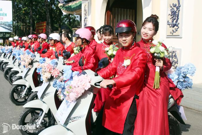 Các cặp đôi hạnh phúc trong đám cưới tập thể năm 2025. Ảnh: N.Hòa