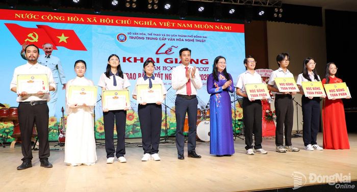Lãnh đạo Sở Văn hóa, Thể thao và Du lịch thành phố Đồng Nai trao học bổng toàn phần cho học sinh. Ảnh: My Ny