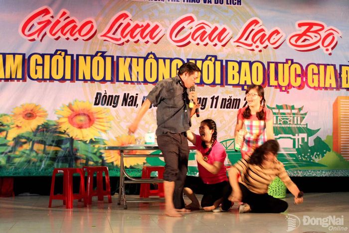 Từ những mâu thuẫn, tình huống trong đời sống, các xã, phường trên địa bàn thành phố Ðồng Nai đã sáng tạo hàng trăm tiểu phẩm tuyên truyền về công tác gia đình và phòng, chống bạo lực gia đình.