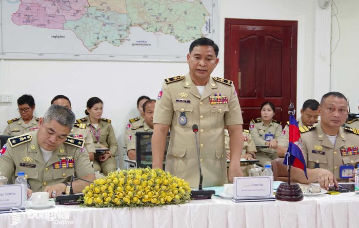 Trung tướng Chen-Ny, Giám đốc Ty công an tỉnh Tbuong Khmum trao đổi trong buổi hội đàm. Ảnh: Tú Trịnh