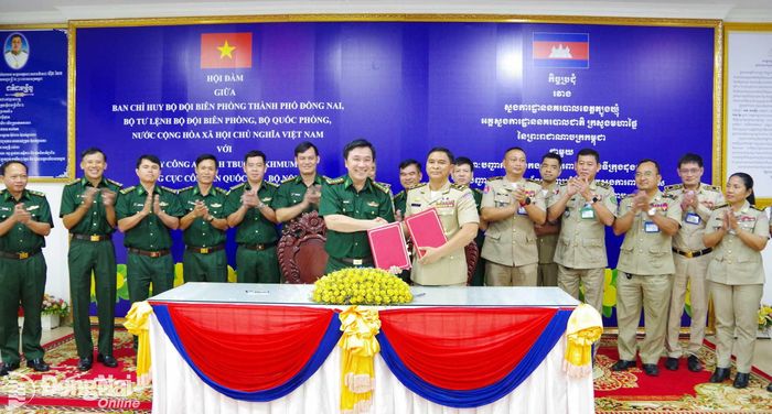 Hai bên ký biên bản tiếp tục phối hợp trong quản lý, bảo vệ biên giới. Ảnh: Tú Trịnh