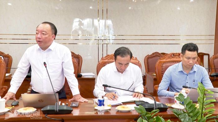 Tiến sĩ Phan Xuân Linh, Hiệu trưởng Trường Chính trị thành phố Đồng Nai phát biểu tại hội nghị. Ảnh: Quốc Việt