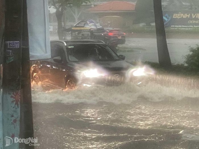 Nước ngập tại một số khu vực đường Đồng Khởi vào giờ tan tầm khiến một số phương tiện di chuyển khó khăn. Ảnh: Lê Duy