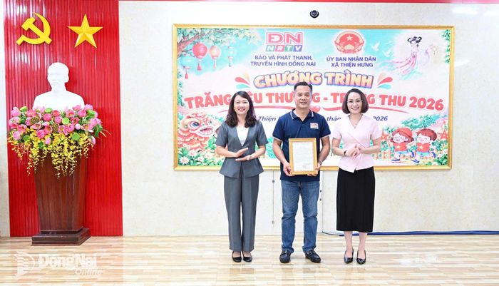 UBND xã Thiện Hưng trao thư tri ân đến Báo và Phát thanh, Truyền hình Đồng Nai. Ảnh: Khánh Đan