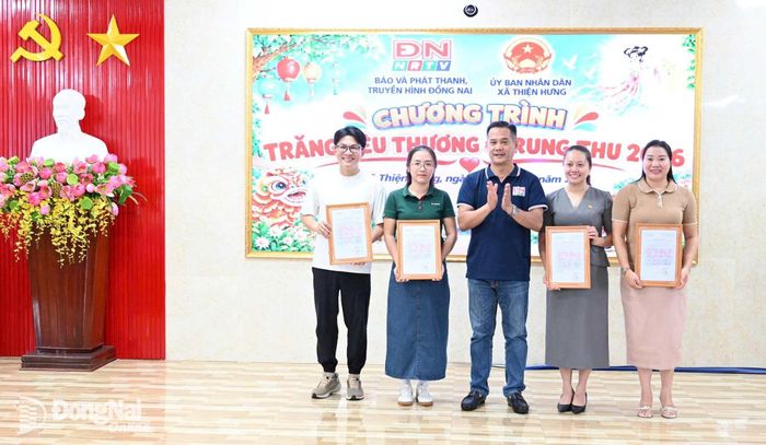 Ban tổ chức trao thư cảm ơn đến các đơn vị đồng hành, tài trợ đã chung tay mang một mùa Trung thu ấm áp đến với trẻ em vùng biên. Ảnh: Khánh Đan