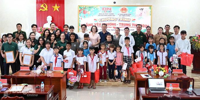 Ban tổ chức, các đơn vị đồng hành và nhà hảo tâm cùng chung vui với các em học sinh trong ngày hội “Trăng yêu thương - Trung thu 2026” ở xã Thiện Hưng. Ảnh: Khánh Đan