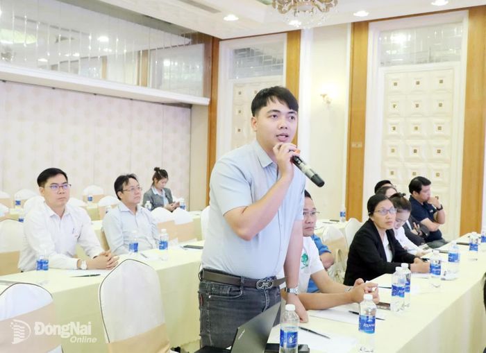 Doanh nghiệp trao đổi những vướng mắc trong việc thực hành tiết kiệm năng lượng trong sản xuất với các chuyên gia. Ảnh: Vương Thế