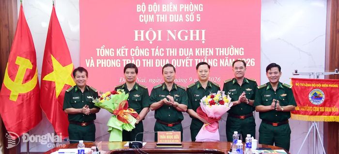 Thủ trưởng Bộ đội Biên phòng và các cơ quan Bộ Tư lệnh chúc mừng 2 đơn vị Cụm trưởng 2026 và 2027. Ảnh: Ánh Kiệt