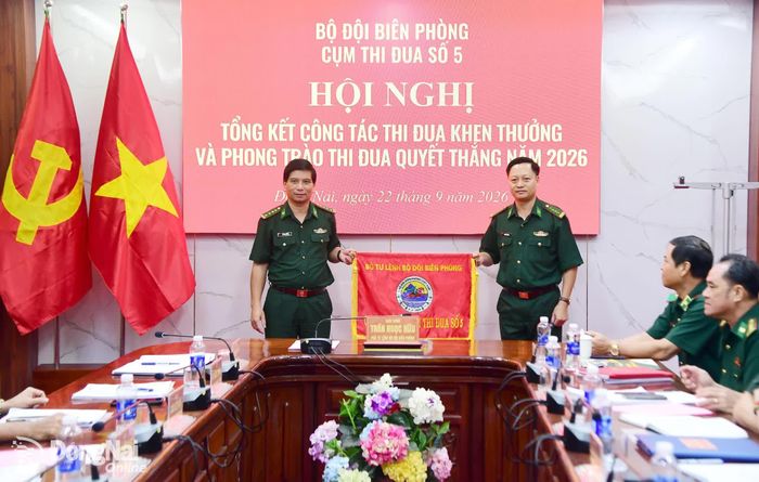 Đại tá Phạm Văn Đảng (bìa phải), Bí thư Đảng ủy, Chính ủy, Chủ tịch Hội đồng Thi đua khen thưởng Bộ đội Biên phòng Đồng Nai bàn giao cờ thi đua cụm trưởng 2027 cho Bộ đội Biên phòng Thành phố Hồ Chí Minh. Ảnh: Ánh Kiệt