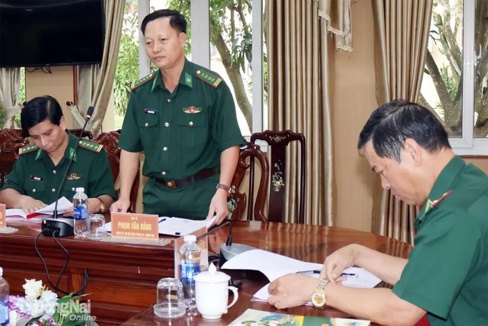 Đại tá Phạm Văn Đảng, Bí thư Đảng ủy, Chính ủy, Chủ tịch Hội đồng Thi đua - khen thưởng Ban Chỉ huy Bộ đội Biên phòng Đồng Nai phát biểu tại hội nghị. Ảnh: Nguyệt Hà