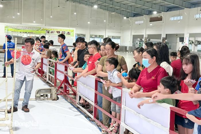 Con công nhân Công ty TNHH Dona Pacific Việt Nam (xã Bình Minh) vui Tết Trung thu tại chương trình Đêm hội trăng rằm. Ảnh: N.Hòa