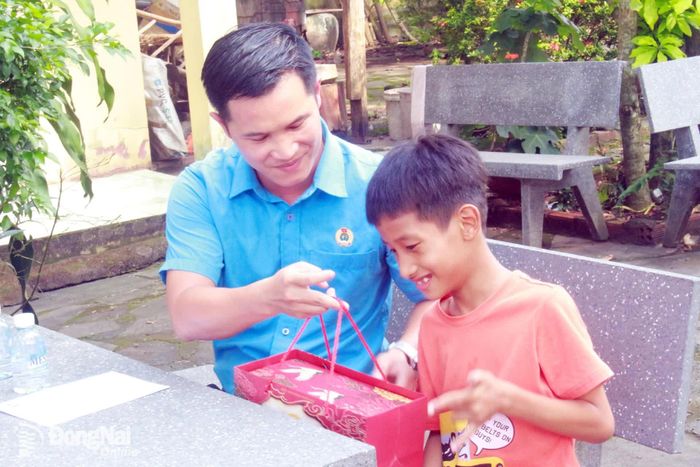 Công đoàn Công ty TNHH Pou Phong Việt Nam (xã An Viễn) thăm hỏi, động viên và tặng quà con công nhân có hoàn cảnh khó khăn. Ảnh: N.Hòa