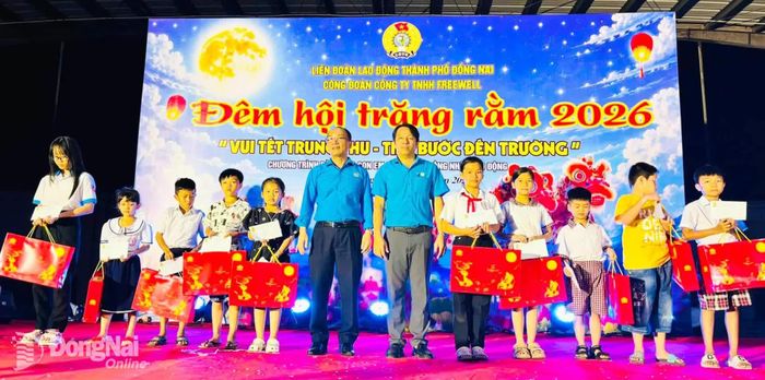 Cán bộ Công đoàn tặng quà con công nhân Công ty TNHH Freewell (tại Khu công nghiệp Bắc Đồng Phú) tại chương trình Đêm hội trăng rằm. Ảnh: CĐ