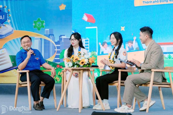 Bí thư Thành đoàn Đồng Nai Nguyễn Minh Kiên chia sẻ trong chương trình Chào năm học mới - Tuyên dương "Học sinh 3 tốt", "Học sinh 3 rèn luyện" thành phố Đồng Nai năm học 2025 - 2026". Ảnh: CTV