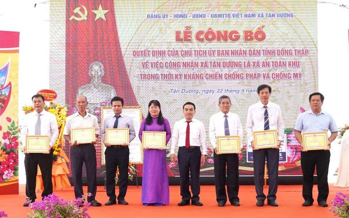 Lãnh đạo UBND xã Tân Dương trao Giấy khen cho các cá nhân có đóng góp trong quá trình xây dựng hồ sơ khoa học xã An toàn khu. 