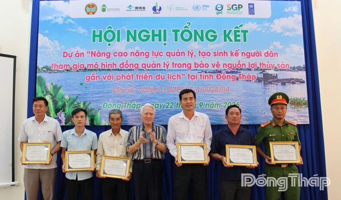 Phó Giáo sư, Tiến sĩ Nguyễn Chu Hồi, Phó Chủ tịch Thường trực Hội Thủy sản Việt Nam trao Giấy khen cho các tập thể tích cực tham gia các hoạt động dự án.