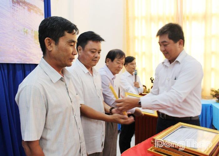 Phó Chủ tịch Hội Nông dân tỉnh Đồng Tháp Phạm Văn Toàn trao Giấy khen cho các cá nhân tích cực tham gia các hoạt động dự án.