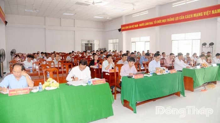 Các đại biểu làm việc tại hội nghị.