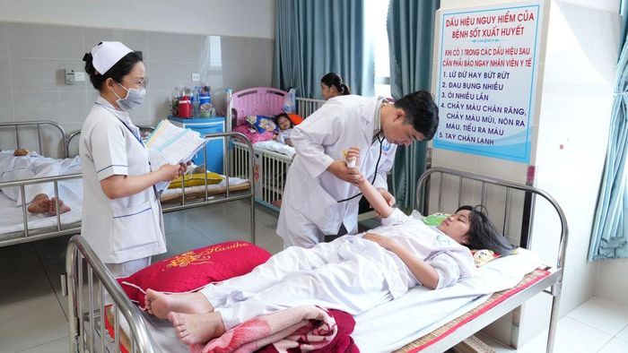 Bác sĩ thăm khám theo dõi sức khỏe trẻ đang điều trị bệnh sốt xuất huyết tại Khoa Nhi - Bệnh viện Đa khoa Tiền Giang vào ngày 22-9.