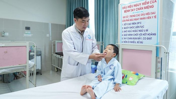 Bác sĩ thăm khám theo dõi sức khỏe trẻ đang điều trị bệnh tay chân miệng tại Khoa Nhi - Bệnh viện Đa khoa Tiền Giang ngày 22-9.