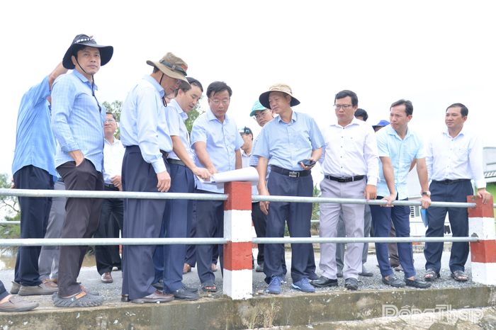 Đồng chí Nguyễn Phước Thiện cùng Đoàn công tác khảo sát cụm xi phông tại cống Tân Thuận Bình.