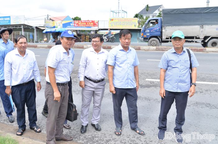 Đồng chí Nguyễn Phước Thiện cùng Đoàn công tác khảo sát Dự án tại cầu Bến Chùa.