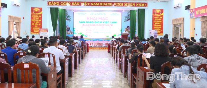 Quang cảnh phiên giao dịch việc làm.