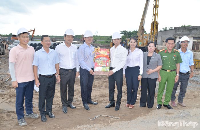 Đồng chí Nguyễn Thanh Nhàn cùng lãnh đạo các sở, ngành tặng quà và chụp ảnh lưu niệm cùng chủ đầu tư Khu công nghiệp Tân Phước 1.