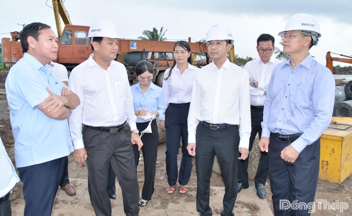 Đồng chí Nguyễn Thanh Nhàn trao đổi với chủ đầu tư Khu công nghiệp Tân Phước 1.