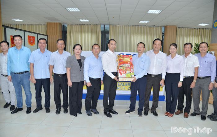Đồng chí Nguyễn Thanh Nhàn cùng lãnh đạo các sở, ngành tặng quà và chụp ảnh lưu niệm cùng lãnh đạo Công ty TNHH Lốp Advance Việt Nam.
