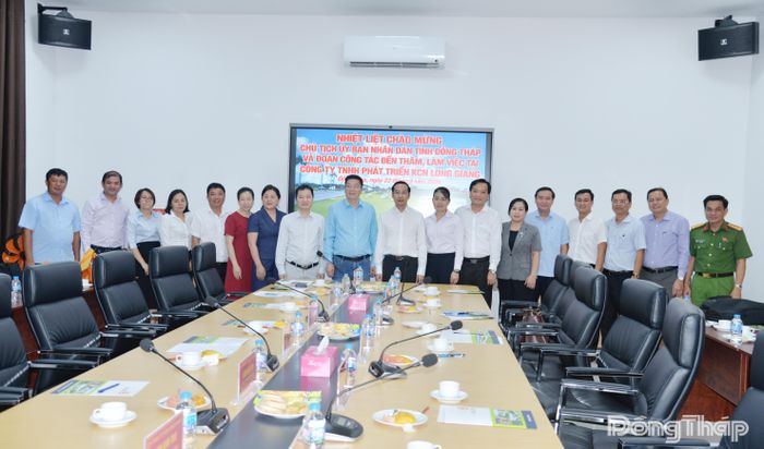 Đồng chí Nguyễn Thanh Nhàn cùng lãnh đạo các sở, ngành tặng quà và chụp ảnh lưu niệm cùng lãnh đạo Công ty TNHH Phát triển Khu công nghiệp Long Giang.