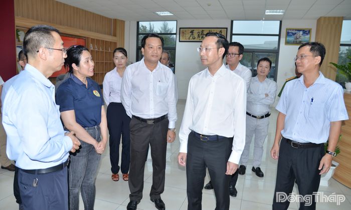Đồng chí Nguyễn Thanh Nhàn tham quan khu vực trưng bày sản phẩm của Công ty TNHH Lốp Advance Việt Nam.