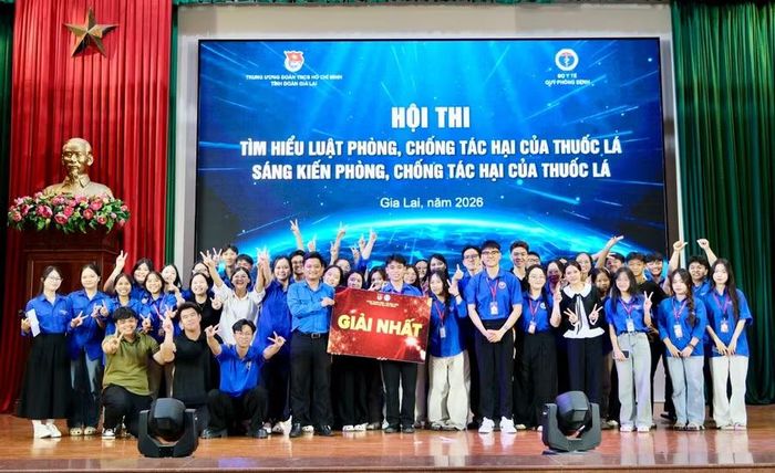  Anh Bùi Tuấn Kiệt - Phó Bí thư Đoàn trường, Chủ tịch Hội Sinh viên Việt Nam Trường Đại học Quy Nhơn trao giải nhất cho Câu lạc bộ tình nguyện Những người bạn. Ảnh: Minh Nhật 