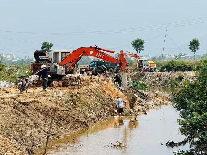  Xã Tuy Phước tập trung khơi thông dòng chảy, bảo đảm tiêu thoát lũ an toàn. Ảnh: N.H 