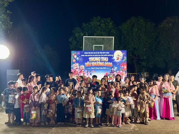 Ban Tổ chức trao tặng cặp sách, đồ chơi, bánh kẹo cho các em nhỏ. Ảnh: M.C 