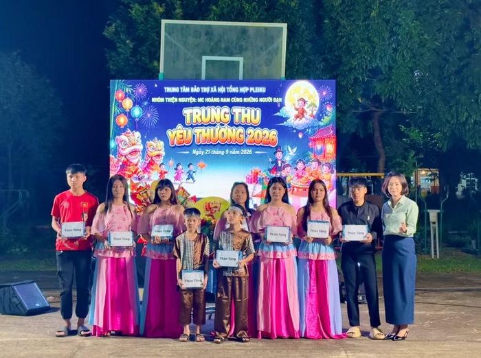  9 phần quà được trao tặng cho các em có thành tích học tập tốt nhằm động viên, khích lệ tinh thần học tập. Ảnh: M.C 