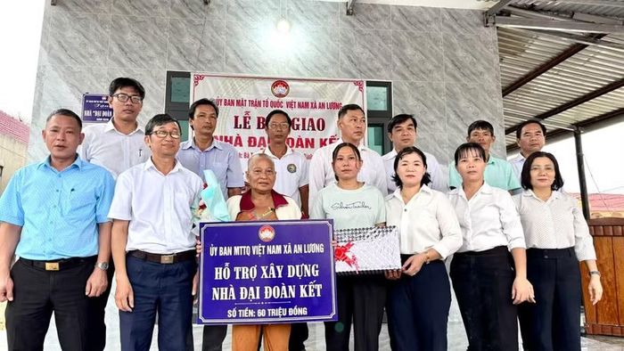  Ủy ban MTTQ Việt Nam xã An Lương bàn giao nhà Đại đoàn kết và trao kinh phí hỗ trợ xây nhà cho gia đình bà Trần Thị Châu (hộ nghèo ở thôn Xuân Bình). Ảnh: N.Thủy 