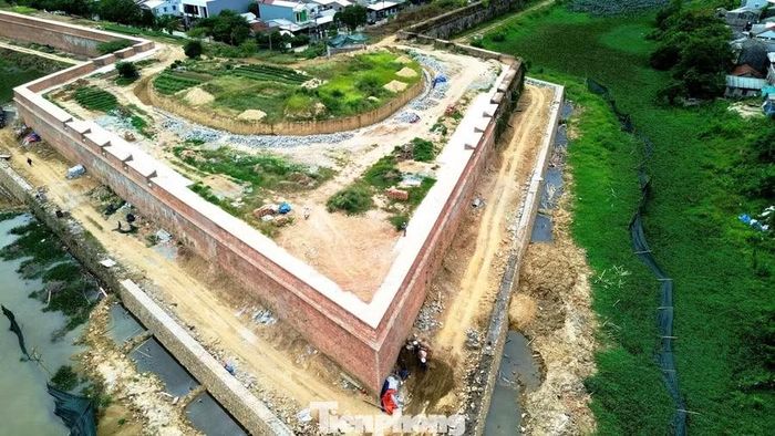 Một góc Thượng thành phía bắc thi công xong phần tôn tạo kết cấu chính của tường thành và bờ kè ven Hộ Thành hào.